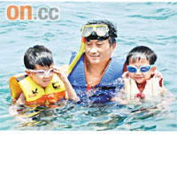 陳振彬早排同家人到蘇梅島旅遊，同兩個囝囝玩浮潛睇魚兼餵魚。	相片由受訪者提供