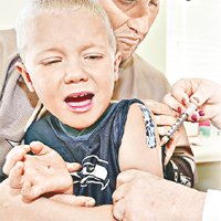 一名美國男童正接受流感疫苗注射。(Getty Images圖片）