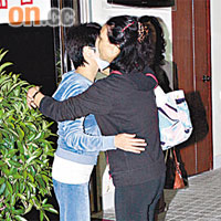 四太梁安琪在醫院門外與超賢互相擁抱。