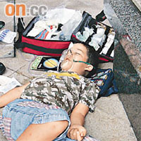 受傷七歲外籍男童需戴氧氣罩協助呼吸。