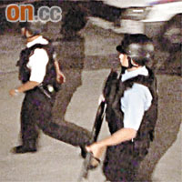 警員穿避彈衣及持長槍在村內搜匪。