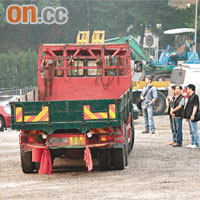 探員調查停泊在停車場車輛。