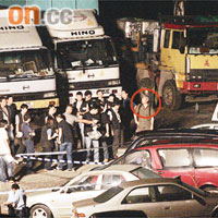 大批探員封鎖停車場搜查，涉案休班警（紅圈示）協助調查。