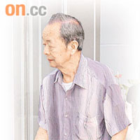 七十九歲被告李乃文昨日手持拐杖出庭應訊。