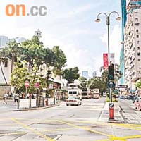 尖沙咀彌敦道是火炬傳遞的路線之一，封路措施料令區內交通擁擠不堪。
