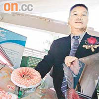湛江國聯水產公司董事李忠料每年有六千噸對蝦供港。