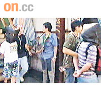 其中兩名被捕男子由探員蒙頭帶走。　	電視圖片