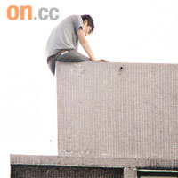 情困青年危坐石壆邊企跳。