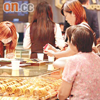 珠寶及金飾是內地旅客來港購物的熱門選擇。 吳啟偉攝