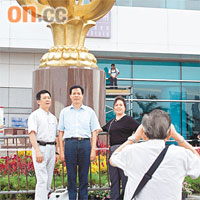 中央政府放寬內地旅客個人遊的政策，帶旺本港旅遊業。 資料圖片