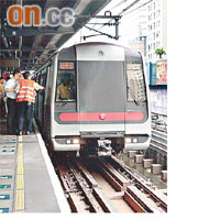 跳軌男子跌在救命槽（箭嘴示），不致被列車輾過。