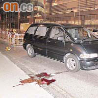 肇事七人車旁留下大攤鮮血。