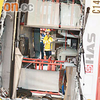 肇事旅巴車頭及車廂損毀嚴重。