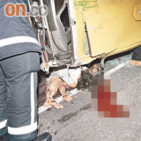 其中一名死者被壓爆頭及身體扭曲，死狀慘厲。