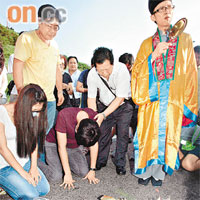 死者王少球家人路祭招魂時，哭聲震天。