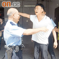 不滿被票控男子與警員激烈理論。