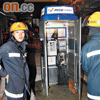 消防員在疑遭縱火電話亭調查。