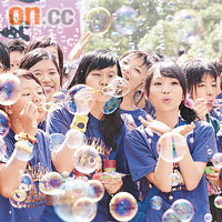 逸夫書院學生在「四院互片」活動上「吹泡泡」，增添氣氛。