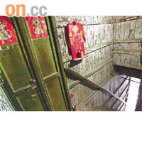 藍屋建築群以木材作主要材料，現存同類建築不多。