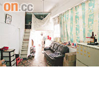 有住戶一家三口以三千餘元租住藍屋一個近九百呎單位，遠較同區同面積舊樓便宜。