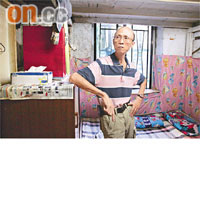 六十歲的李先生居於藍屋板間房三十五年，他決定留下參與活化，為下一代口述灣仔區歷史價值。
