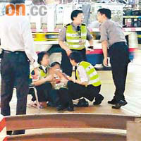 受傷女保安員滿頭鮮血，同事趕至搶救。	讀者陳先生提供