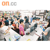 大批學生及家長塞爆書店搶購教科書，但不少人失望而回。