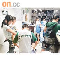 家長為子女添置校服，迎接新學年。