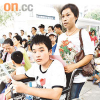 坐着輪椅的尹子豪由母親陪同，專程遊行表達訴求，希望政府能津貼他們上網費。