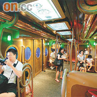 海洋列車車窗未見播放特別效果，有遊客認為與搭地鐵差不多。