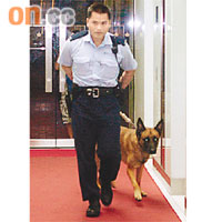 警方帶同警犬到場戒備。