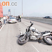 肇事寶馬電單車損毀，保時捷跑車車尾被撞凹。