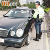 警員登記房車資料。