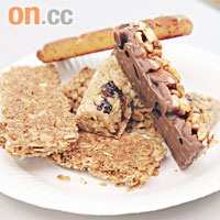 市面上的能量棒多以穀類材料製成，在運動期間過量食用，可能會難以消化。