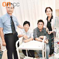 病人李榮鳳（左二）及杜健文（右二）家居洗血治療一年後，病況大大改善，已可重新投入全職工作。左一為李的丈夫，右一為杜的妻子。