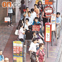 昨日傍晚下班繁忙時間，金鐘道東行車站大排人龍。