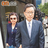 被告林兆鑫認罪後拖着妻子手離開法院。