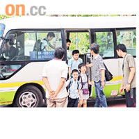 鳳溪創新小學昨日共有五班次的校巴及保母車遲到。