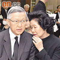 李國能昨日宣布退休後，在陳方安生叔父方心讓的靈堂上，與陳方安生密斟。