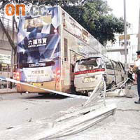 七人車被失事巴士推行剷上電車站。