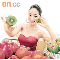 紅心奇異果維他命C比一般奇異果多一倍。無核蘋果（前）則以「切開唔會生銹」作賣點。	胡耀威攝