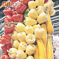 同場展出各種奇特蔬果，包括白辣椒。