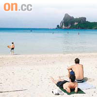 泰國的海灘水清沙幼，吸引不少遊客。