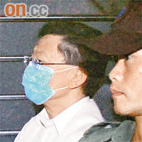 林兆鑫（靠窗者）昨被判入獄後，由囚車押走。	蕭毅攝