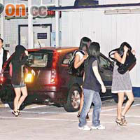涉案菲籍女子被O記探員扣查。