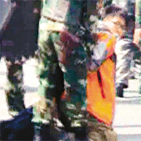 now新聞台攝影記者林振威遭武警逼下跪。	（now電視提供圖片）