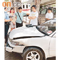 肇事私家車在擋風玻璃貼有「P牌」，司機（右二）在旁助查。