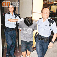涉用假月餅券男子被捕帶署。