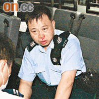 救護員為受傷警長包紮傷口。