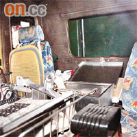 賊人打爛車窗，登上貨車搜掠。